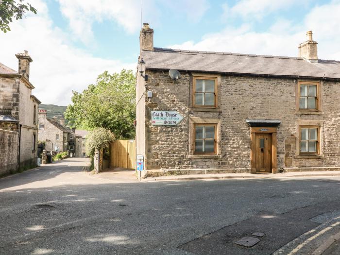 The Gables is in Castleton, Derbyshire. Three-bedroom home in the Peak District National Park. Pets.