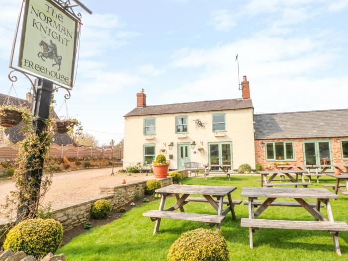 Horseshoe Cottage nr Hook Norton, Warwickshire. Two-bedroom home with woodburning stove. Near a pub.