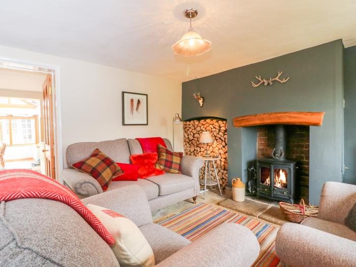 Horseshoe Cottage nr Hook Norton, Warwickshire. Two-bedroom home with woodburning stove. Near a pub.