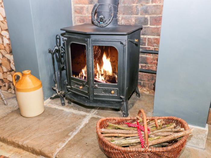 Horseshoe Cottage nr Hook Norton, Warwickshire. Two-bedroom home with woodburning stove. Near a pub.