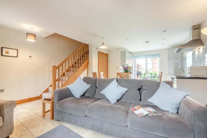 Buttercup Cottage rests in Redlynch, Wiltshire. Three-bedroom home resting rurally. Family-friendly.