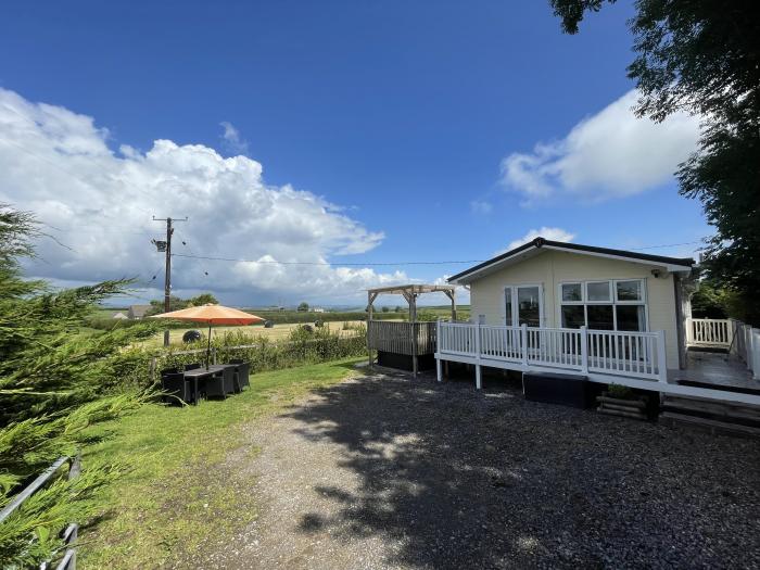 Mountain View Lodge in Tavernspite near Whitland in Pembrokeshire, dog-friendly, decking, 3bedrooms.