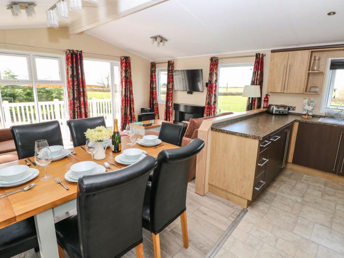 Mountain View Lodge in Tavernspite near Whitland in Pembrokeshire, dog-friendly, decking, 3bedrooms.