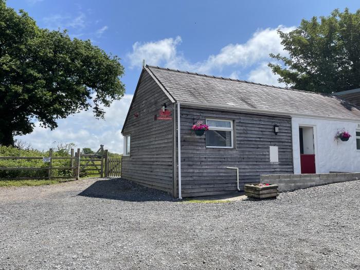Dairy Cottage in Tavernspite near Whitland, Pembrokeshire, hot tub, dog-friendly, off-road parking.