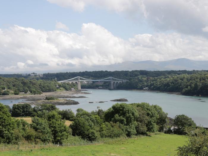 Ael Y Bryn, Menai Bridge