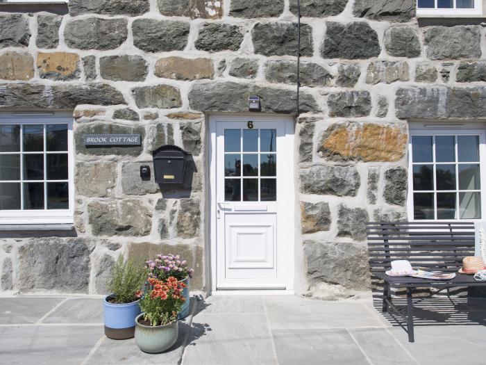 Brook Cottage, Criccieth, Gwynedd. Near to a National Park. Close to castle, beach, golf course. TV.