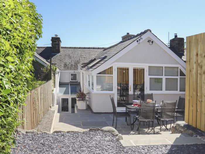 Brook Cottage, Criccieth, Gwynedd. Near to a National Park. Close to castle, beach, golf course. TV.