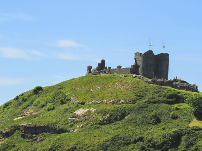 Brook Cottage, Criccieth, Gwynedd. Near to a National Park. Close to castle, beach, golf course. TV.