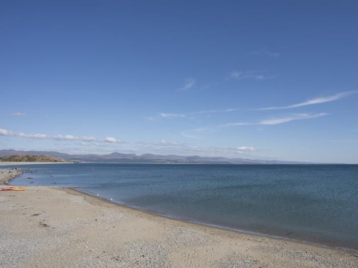 Brook Cottage, Criccieth, Gwynedd. Near to a National Park. Close to castle, beach, golf course. TV.