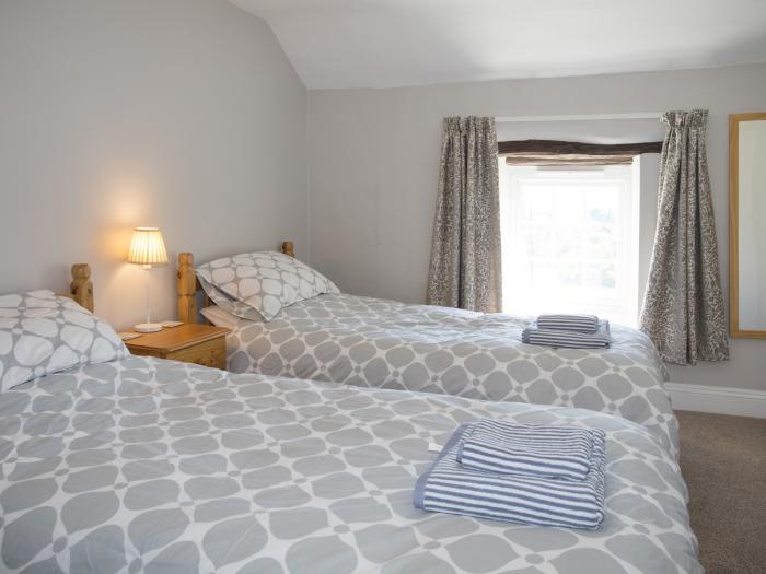 Brook Cottage, Criccieth, Gwynedd. Near to a National Park. Close to castle, beach, golf course. TV.