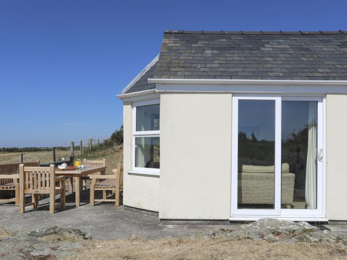 Glanrhyd Isaf, Llanfair Yn Neubwll, Angelsey. Large property. Stunning sea views. Pet-friendly. WiFi