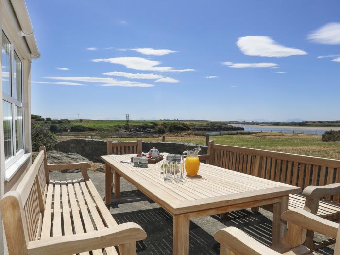 Glanrhyd Isaf, Llanfair Yn Neubwll, Angelsey. Large property. Stunning sea views. Pet-friendly. WiFi