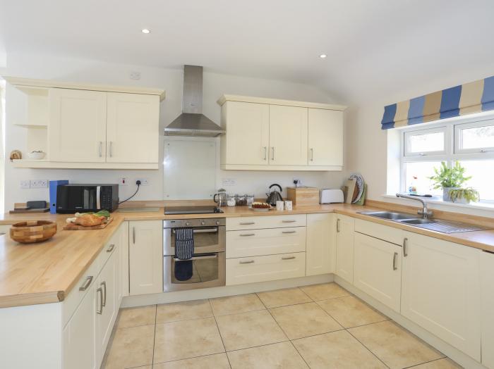 Glanrhyd Isaf, Llanfair Yn Neubwll, Angelsey. Large property. Stunning sea views. Pet-friendly. WiFi