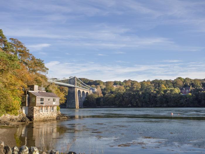 Manadwyn, Menai Bridge