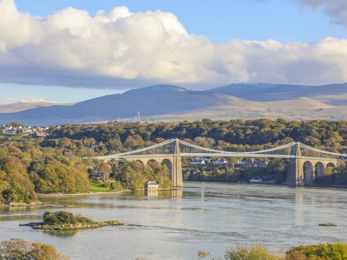 Manadwyn, Menai Bridge