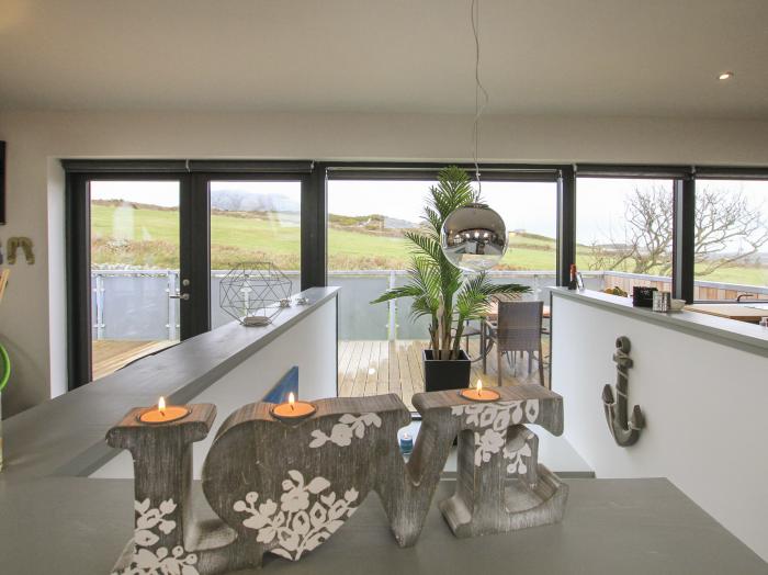Ysbryd Y Mynydd, South Stack, Anglesey. Two-bedroom home with hot tub and open-plan living. Family.