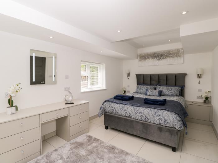 The Studio near Newent, Gloucestershire. Two-bedroom home with hot tub and open-plan living. Stylish