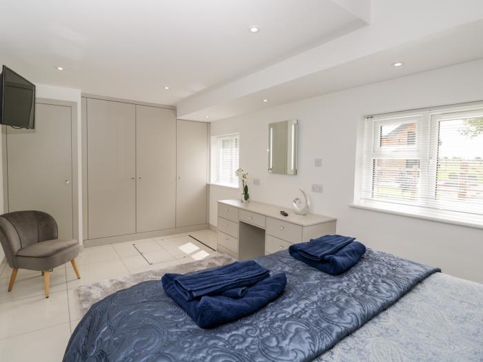 The Studio near Newent, Gloucestershire. Two-bedroom home with hot tub and open-plan living. Stylish