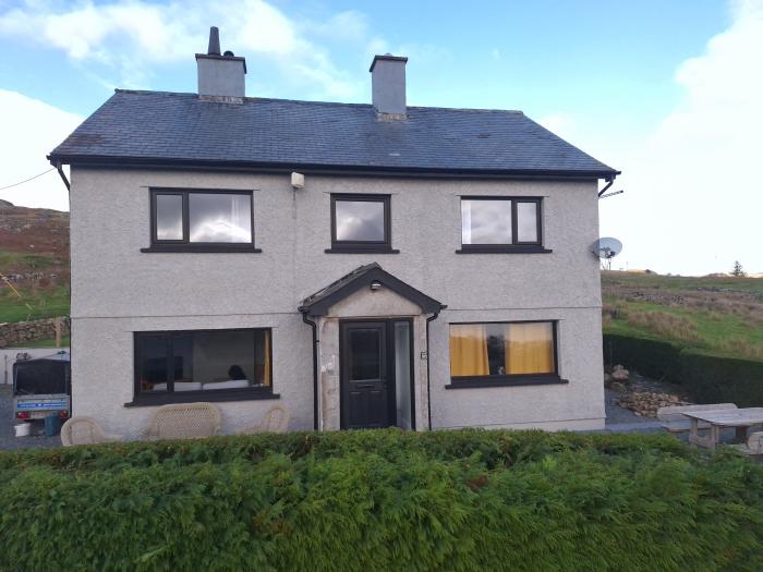 Craig Yr Ronwy is near Bala, Gwynedd. Four-bedroom home enjoying lakeside views. Rural. Pet-friendly