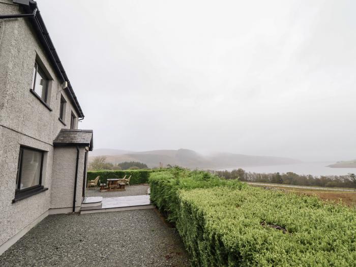 Craig Yr Ronwy is near Bala, Gwynedd. Four-bedroom home enjoying lakeside views. Rural. Pet-friendly