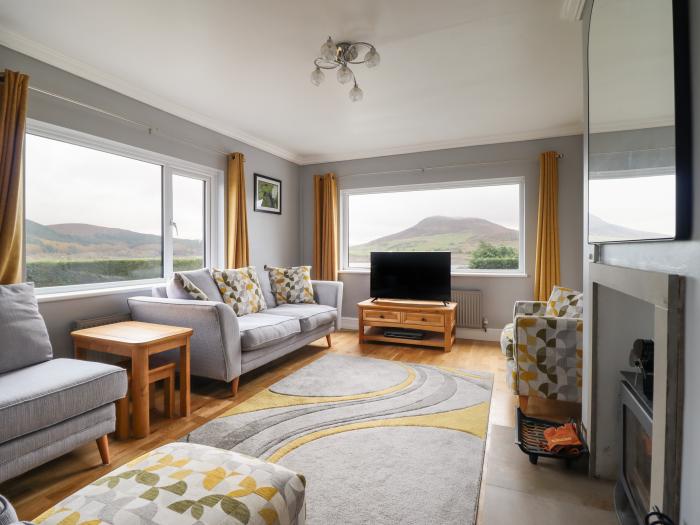 Craig Yr Ronwy is near Bala, Gwynedd. Four-bedroom home enjoying lakeside views. Rural. Pet-friendly