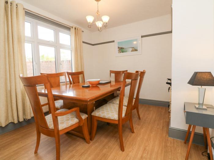 Chilton, Bude, Cornwall. Close to amenities and a beach. Off-road parking. Pet-free. Child-friendly.