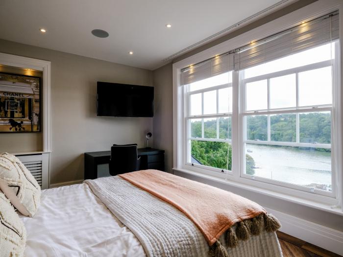 Rivergarth, Malpas, Cornwall. Bedrooms with en-suites. Smart TVs. Pet-friendly. Barbecue. Open plan.
