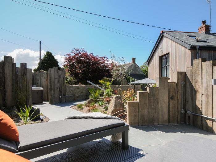 Stargazy Cottage, Breage near Praa Sands, Cornwall. Hot tub. Garden. EV charging. Smart TV. Openplan