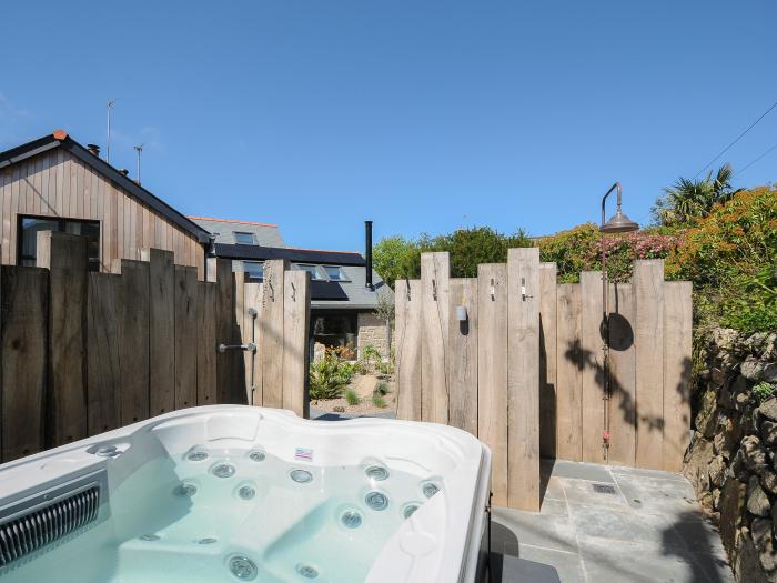 Stargazy Cottage, Breage near Praa Sands, Cornwall. Hot tub. Garden. EV charging. Smart TV. Openplan