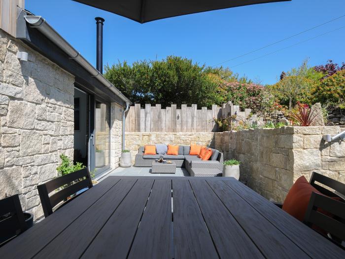 Stargazy Cottage, Breage near Praa Sands, Cornwall. Hot tub. Garden. EV charging. Smart TV. Openplan