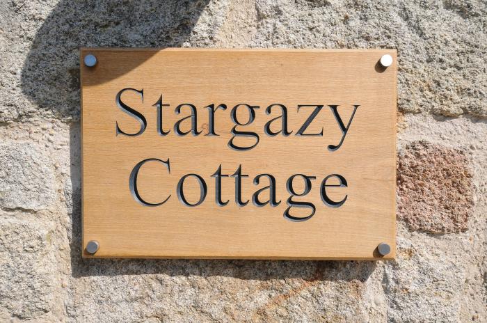Stargazy Cottage, Breage near Praa Sands, Cornwall. Hot tub. Garden. EV charging. Smart TV. Openplan
