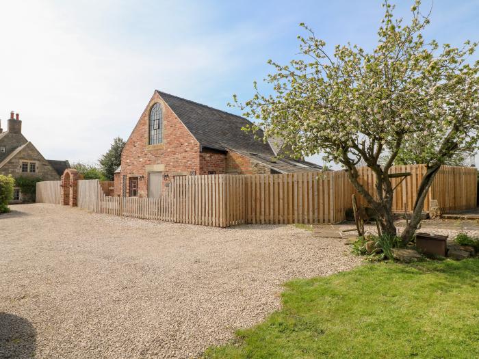 Hunters Lodge, Belper, Derbyshire, Peak District, Open-plan, Mezzanine, Hot tub, Barbecue, Smart TV.