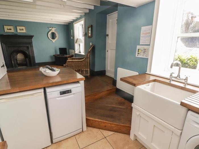 Patty's Cottage, Little Haven, Sir Benfro. character. One bedroom. Two floors. Washing machine