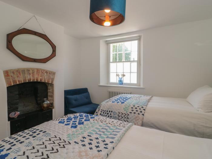 Mollys Cottage, Dorchester, Dorset. TV. WiFi. Close to a shop and a pub. Pet-friendly. Permits. Yard