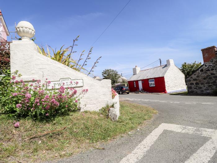 Bwthyn Alarch, St David's, Pembrokeshire. Two-bedroom home near amenities. Hot tub. Family-friendly.