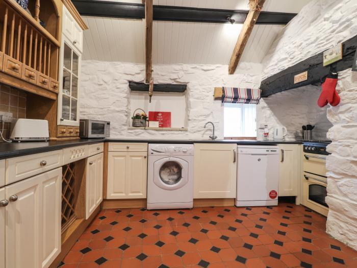 Bwthyn Alarch, St David's, Pembrokeshire. Two-bedroom home near amenities. Hot tub. Family-friendly.