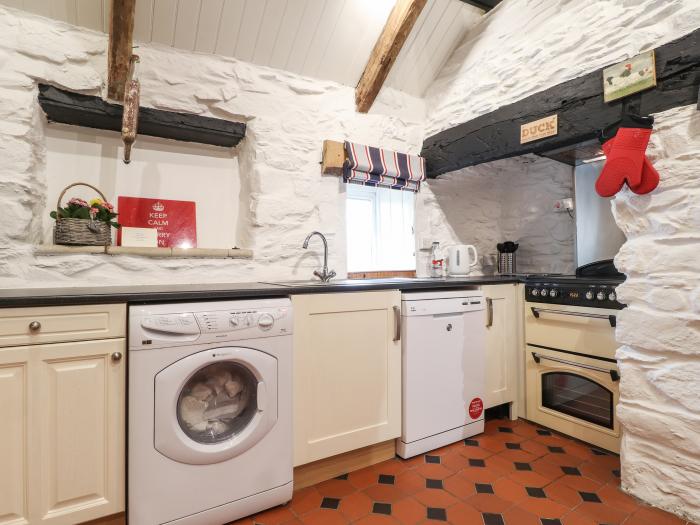 Bwthyn Alarch, St David's, Pembrokeshire. Two-bedroom home near amenities. Hot tub. Family-friendly.