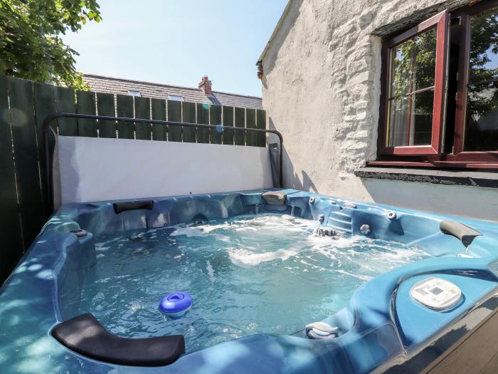 Bwthyn Alarch, St David's, Pembrokeshire. Two-bedroom home near amenities. Hot tub. Family-friendly.