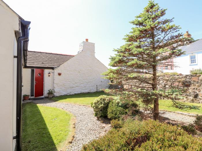 Bwthyn Alarch, St David's, Pembrokeshire. Two-bedroom home near amenities. Hot tub. Family-friendly.