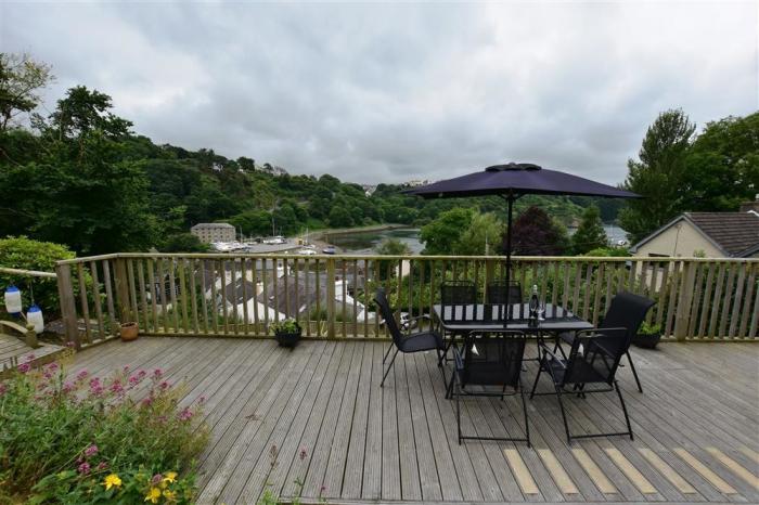 Shell Cottage in Fishguard, Pembrokeshire. 3 bedrooms. Dog-friendly. Close beach and coast. Barbecue