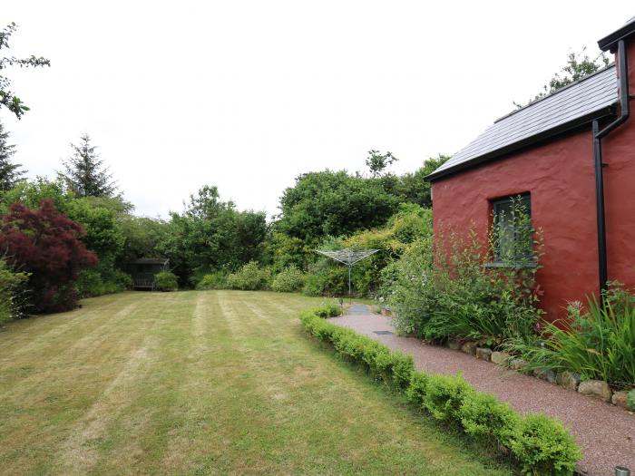 Nevern House, Newport, Pembrokeshire. 4 bedrooms. Barbecue. Parking. In Pembrokeshire National Park.