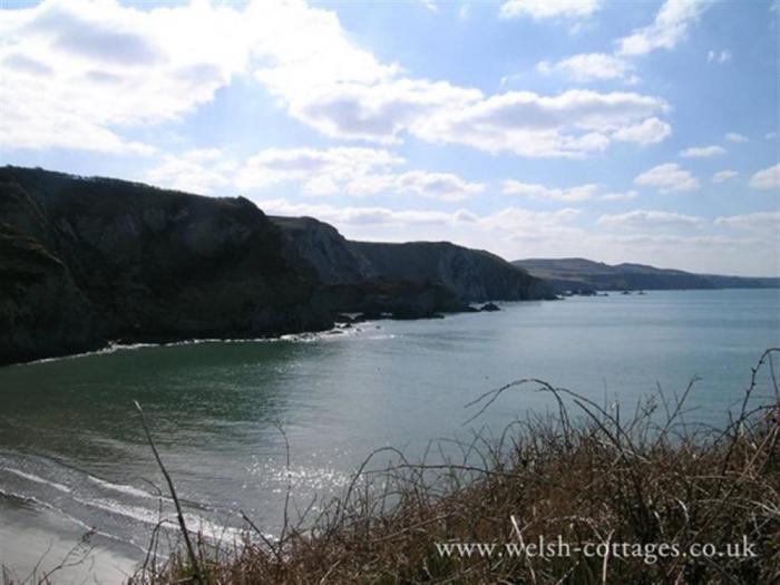 Maengwyn, Dinas Cross