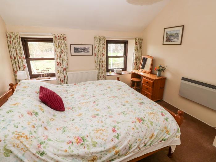 Ty Canol is in Mathry, Pembrokeshire. 2 bedrooms. Dog-friendly. Close to Pembrokeshire National Park