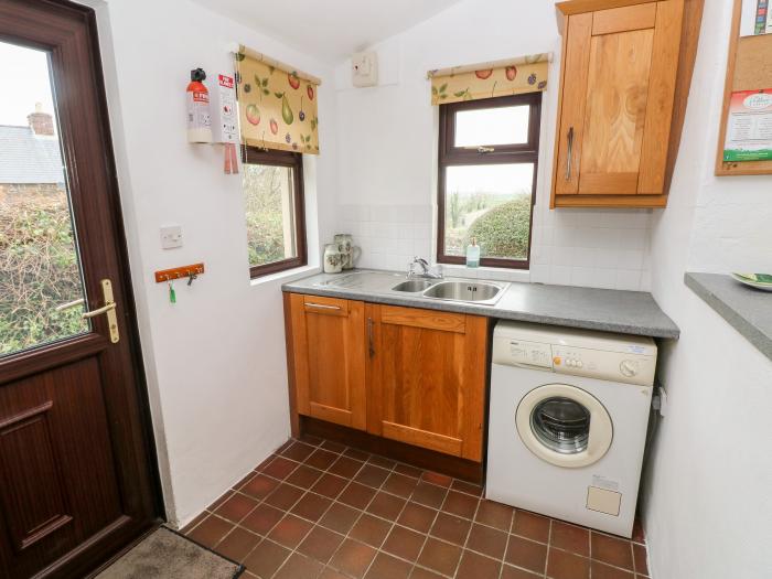 Ty Canol is in Mathry, Pembrokeshire. 2 bedrooms. Dog-friendly. Close to Pembrokeshire National Park