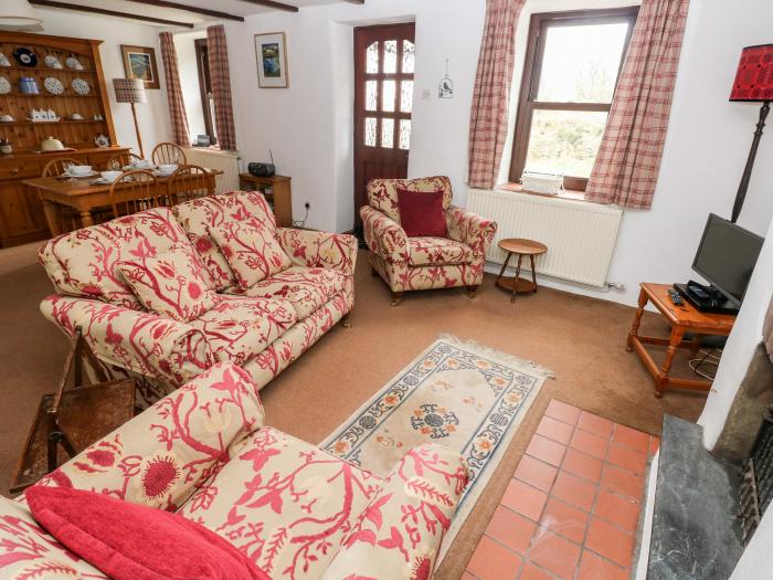 Ty Canol is in Mathry, Pembrokeshire. 2 bedrooms. Dog-friendly. Close to Pembrokeshire National Park