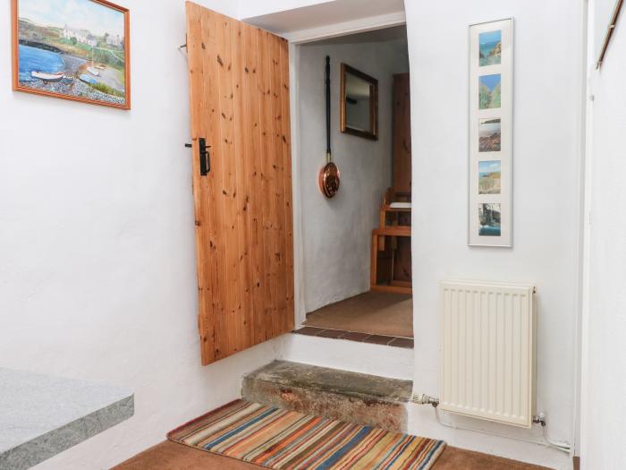 Ty Canol is in Mathry, Pembrokeshire. 2 bedrooms. Dog-friendly. Close to Pembrokeshire National Park