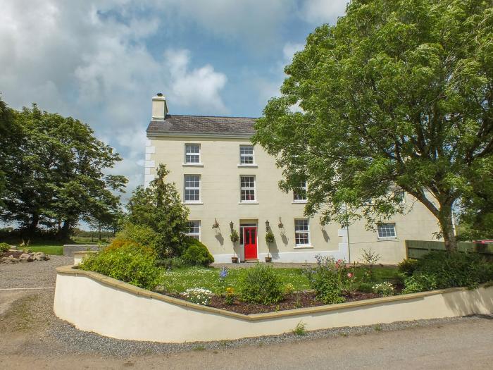 Newton West Farm is near Newgale, in Pembrokeshire. Seven-bedroom home with hot tub. Pet-friendly.