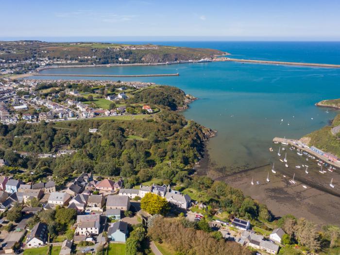 The Rock House, Fishguard, Pembrokeshire. Five-bedroom home near harbour and amenities. Pet-friendly