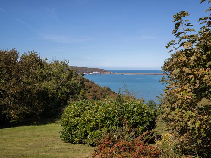 The Rock House, Fishguard, Pembrokeshire. Five-bedroom home near harbour and amenities. Pet-friendly