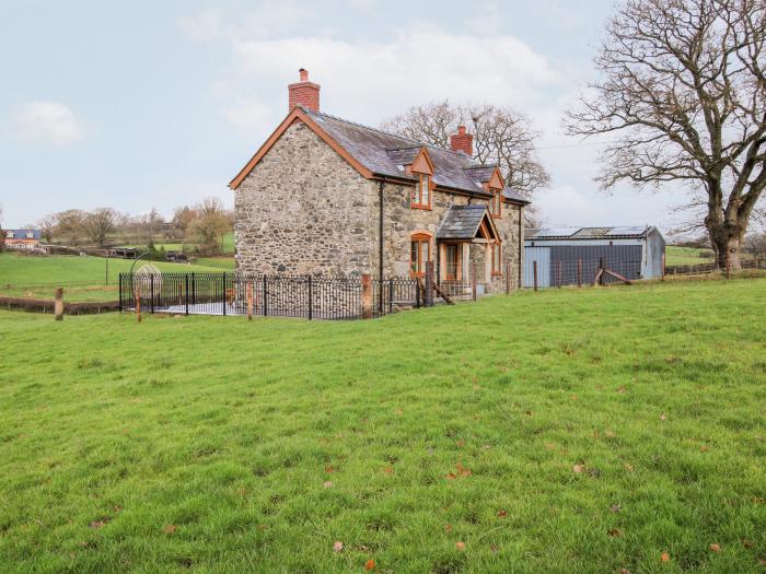 Ty Gwyn, near Llanfair Caereinion, Powys. Detached. Based in a rural location. Pet & child friendly.